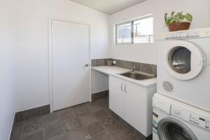 Beach Bum Bungalow 1- WIFI, Short walk to the beach