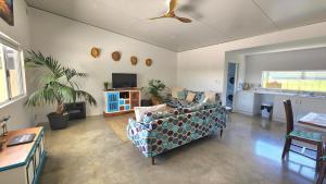 Beach Bum Bungalow 1- WIFI, Short walk to the beach