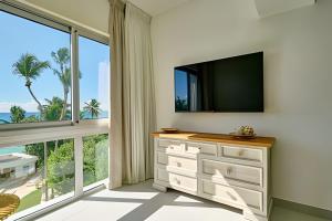 Caribbean Sunscape Beachfront Apartment