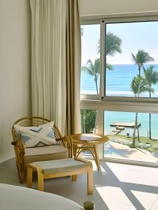 Caribbean Life Paradise,1BDRM & BBQ Beachfront Apt