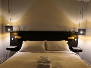 Beautiful, Chic, One Bed, One Full Bath, One Half-Bath Metro Accessible with Free Parking