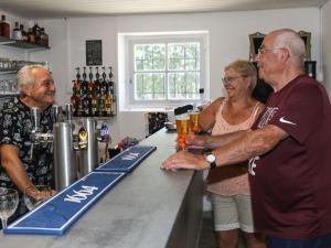 Campings Mobil-home confortable avec terrasse pour 6 personnes - API-1-52-602 : photos des chambres