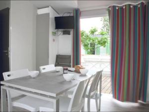 Mobil home avec terrasse pour 6 personnes - API-1-52-389