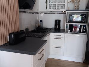 Maisonnette 4 pers, proche plage et commerces, parking - FR-1-476-247