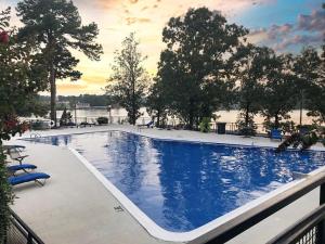 Utopia on Lake Hamilton