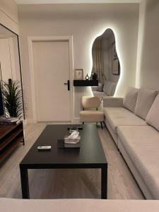 شقة فندقية من غرفة نوم وصالة بمدخل ذكي قرب البوليفارد