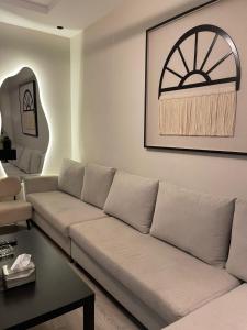 شقة فندقية من غرفة نوم وصالة بمدخل ذكي قرب البوليفارد