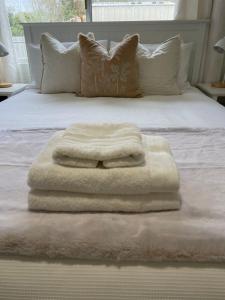 Beachside Family Unit 2 mins walk to beach partial ocean view