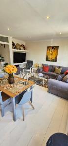 Lovely apartment in Barnes and garage