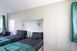 Extended Visits Modern Home with Parking, sleeps 5