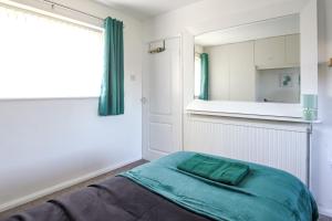 Extended Visits Modern Home with Parking, sleeps 5