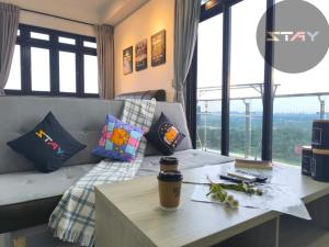Meridin Sovo Couple Sunset Studio Netflix BySTAY
