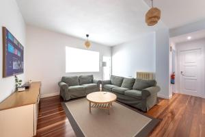 Singular Bilbao Flat