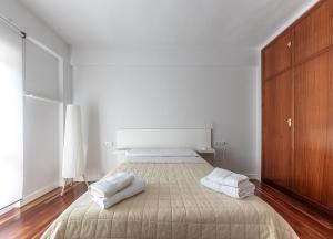 Singular Bilbao Flat