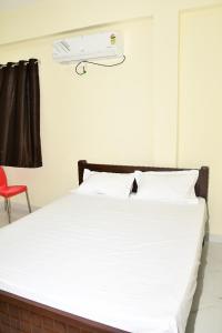 SRI NAVANEETHA KRISHNA MAHAL & RESIDENCY Ac