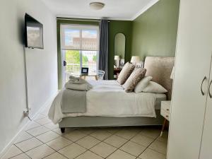 Escape to 205 in Stellenbosch central-free parking