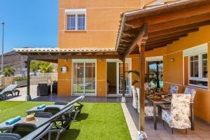 LUXURY VILLA with sea view, heated pool