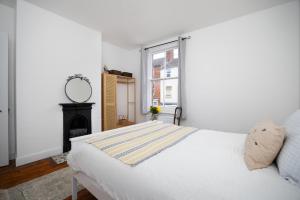 Warm and Inviting 3-bed Home in Lincoln by Renzo, Close to Hospital, Sleeps 5!