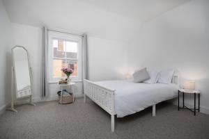 Warm and Inviting 3-bed Home in Lincoln by Renzo, Close to Hospital, Sleeps 5!