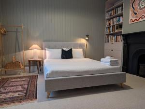 Your CBD Treetop Base | Parking, Wifi & Views