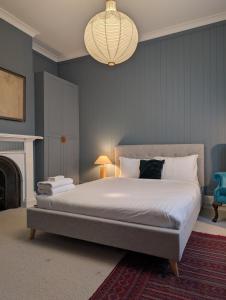 Your CBD Treetop Base | Parking, Wifi & Views