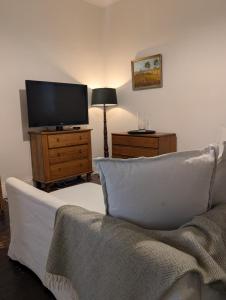 Your CBD Treetop Base | Parking, Wifi & Views