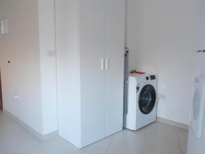 Luxurious one bedroom apartment by the beach close to st julians