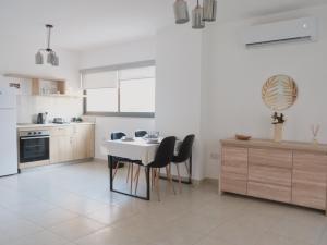 Luxurious one bedroom apartment by the beach close to st julians