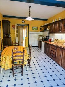 Maisons de vacances Chateau l-haurie with large garden, swimming pool and games room : photos des chambres