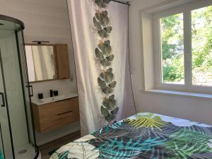 Petit appartement centre Barjac chez Art & Hasards