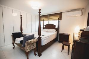 5 mins to Sinchon station, 5 mins to Yonsei Univ and 10 mins Hongik Univ on foot, Denden stay