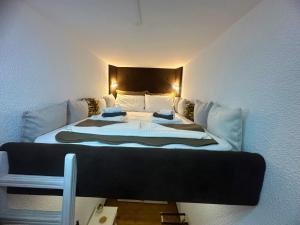 Villa Komorebi Detached 3 Bedroom Grand Estate, 2500m2 Private Garden, Walk to Beach & Town