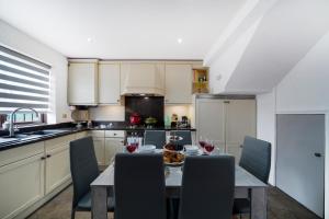 2 King 4 Singles 2 Sofa Beds Driveway Parking x 3 Private Garden Decking