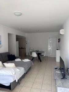 Beautiful 2 Bed Ground Floor Apartment With Pool