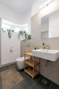 Downtown Skyline Penthouse w Parkview&Jacuzzi