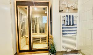 Nordlicht, Olpenitz - moderne Ferienwohnung in direkter Strandnähe mit eigenem Eingang, Sauna, Kaminofen, Terrasse und Parkplatz