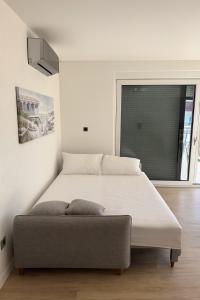 Olive & Wave Apartments- one minute to the beach