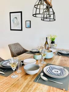 Nordlicht, Olpenitz - moderne Ferienwohnung in direkter Strandnähe mit eigenem Eingang, Sauna, Kaminofen, Terrasse und Parkplatz