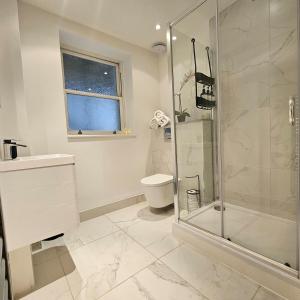 Central Room with Private bathroom and Patio!