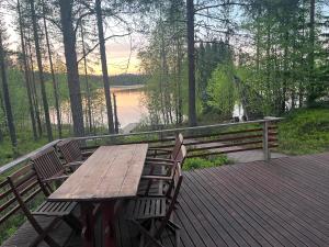 Villa Miilu Iso-Syöte hirsimökki järven rannalla