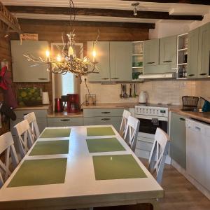 Villa Miilu Iso-Syöte hirsimökki järven rannalla