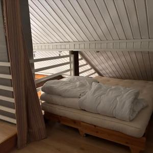 Villa Miilu Iso-Syöte hirsimökki järven rannalla