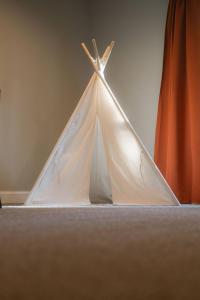 Modern 2 BD cabin with hot tub & Games & Central Loc