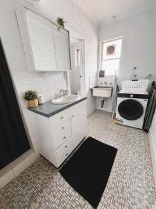 Neat 2 bedroom Apartment, with free parking