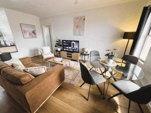 Neat 2 bedroom Apartment, with free parking