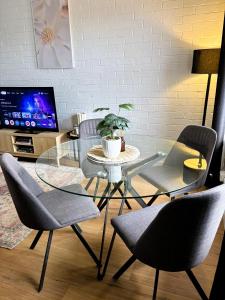 Neat 2 bedroom Apartment, with free parking