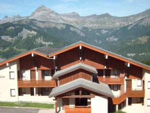 Appartements Appartement 4 pers, proche pistes et commerces, avec mezzanine et parking couvert - FR-1-733-54 : photos des chambres