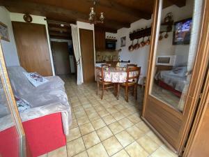 Studio cabine 4 pers, centre village, proche pistes, parking, casier à skis - FR-1-733-38