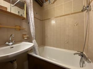 Studio cabine 4 pers, centre village, proche pistes, parking, casier à skis - FR-1-733-38