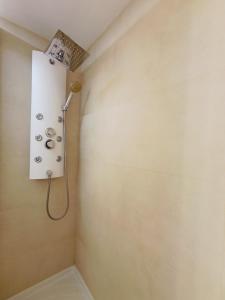 Habitación amplia en suite en piso compartido